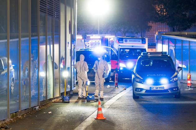 Ehemann tötet Ehefrau mit Schnittwaffe Zeugen überwältigen Angreifer Am 14.07.2026 kam es gegen 21:00 Uhr in Kelkheim (Taunus) auf der Frankfurter Straße zu einem Tötungsdelikt. Ein Mann griff seine Ehefrau mit einer Schnittwaffe an und fügte ihr eine Schnittverletzung zu, an der sie noch vor Ort verstarb. Zeugen überwältigten den Angreifer und hielten ihn bis zum Eintreffen der Polizei fest. Der Tatverdächtige wurde bei seiner Festnahme verletzt. Ermittlungs- und Spurensicherungsmaßnahmen liefen zum Zeitpunkt der Meldung noch an. Kelkheim Hessen Deutschland *** Husband Kills Wife with a Bladed Weapon; Witnesses Subdue Attacker On July 14, 2026, at approximately 9:00 p.m., a homicide occurred on Frankfurter Straße in Kelkheim