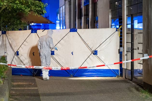 Ehemann tötet Ehefrau mit Schnittwaffe Zeugen überwältigen Angreifer Am 14.07.2026 kam es gegen 21:00 Uhr in Kelkheim (Taunus) auf der Frankfurter Straße zu einem Tötungsdelikt. Ein Mann griff seine Ehefrau mit einer Schnittwaffe an und fügte ihr eine Schnittverletzung zu, an der sie noch vor Ort verstarb. Zeugen überwältigten den Angreifer und hielten ihn bis zum Eintreffen der Polizei fest. Der Tatverdächtige wurde bei seiner Festnahme verletzt. Ermittlungs- und Spurensicherungsmaßnahmen liefen zum Zeitpunkt der Meldung noch an. Kelkheim Hessen Deutschland *** Husband Kills Wife with a Bladed Weapon; Witnesses Subdue Attacker On July 14, 2026, at approximately 9:00 p.m., a homicide occurred on Frankfurter Straße in Kelkheim