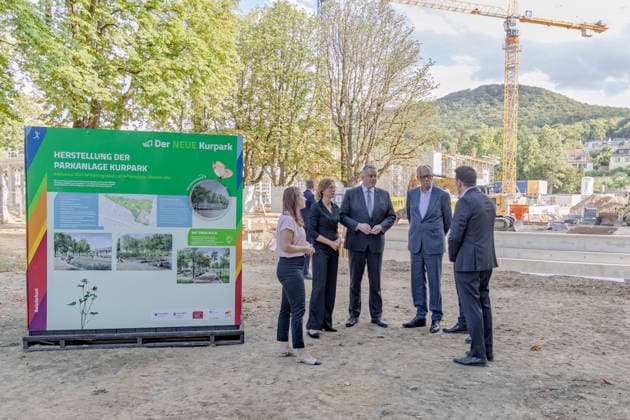 Besuch im Kurpark Bad Neuenahr-Ahrweiler - Fünf Jahre Ahrtalflut Bundeskanzler Friedrich MERZ und Ministerpräsident Gordon SCHNIEDER im Gespräch mit Ehrenamtlichen und Gewerbetreibenden im Kurpark Bad Neuenahr-Ahrweiler. Beim Besuch zum fünften Jahrestag der Flutkatastrophe im Ahrtal informierten sie sich über den Stand des Wiederaufbaus. Bad Neuenahr-Ahrweiler Rheinland-Pfalz Deutschland *** Visit to the Spa Park in Bad Neuenahr-Ahrweiler: Five Years Since the Ahr Valley Floods. Federal Chancellor Friedrich MERZ and Minister President Gordon SCHNIEDER speaking with volunteers and business owners in the Spa Park in Bad Neuenahr-Ahrweiler. During their visit to mark the fifth anniversary of the flood disaster in the AhrValley, they wer Copyright: xMarcxJohnx
