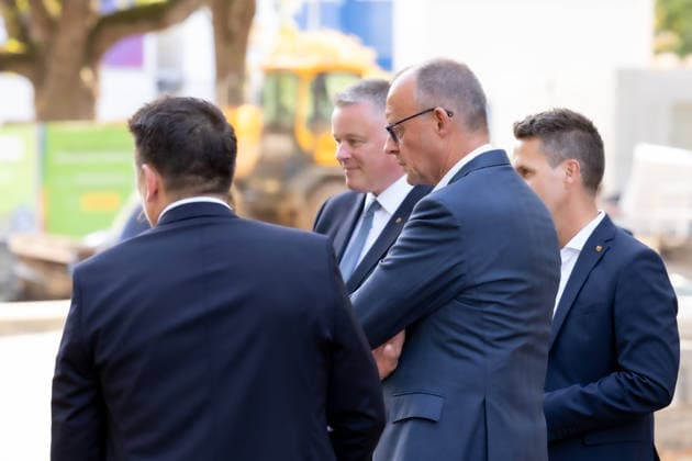 Besuch im Kurpark Bad Neuenahr-Ahrweiler - Fünf Jahre Ahrtalflut Bundeskanzler Friedrich MERZ und Ministerpräsident Gordon SCHNIEDER im Gespräch mit Ehrenamtlichen und Gewerbetreibenden im Kurpark Bad Neuenahr-Ahrweiler. Beim Besuch zum fünften Jahrestag der Flutkatastrophe im Ahrtal informierten sie sich über den Stand des Wiederaufbaus. Bad Neuenahr-Ahrweiler Rheinland-Pfalz Deutschland *** Visit to the Spa Park in Bad Neuenahr-Ahrweiler: Five Years Since the Ahr Valley Floods. Federal Chancellor Friedrich MERZ and Minister President Gordon SCHNIEDER speaking with volunteers and business owners in the Spa Park in Bad Neuenahr-Ahrweiler. During their visit to mark the fifth anniversary of the flood disaster in the AhrValley, they wer Copyright: xMarcxJohnx