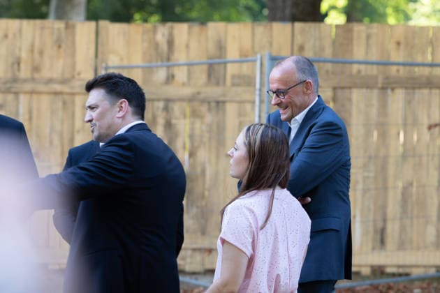 Besuch im Kurpark Bad Neuenahr-Ahrweiler - Fünf Jahre Ahrtalflut Bundeskanzler Friedrich MERZ und Ministerpräsident Gordon SCHNIEDER im Gespräch mit Ehrenamtlichen und Gewerbetreibenden im Kurpark Bad Neuenahr-Ahrweiler. Beim Besuch zum fünften Jahrestag der Flutkatastrophe im Ahrtal informierten sie sich über den Stand des Wiederaufbaus. Bad Neuenahr-Ahrweiler Rheinland-Pfalz Deutschland *** Visit to the Spa Park in Bad Neuenahr-Ahrweiler: Five Years Since the Ahr Valley Floods. Federal Chancellor Friedrich MERZ and Minister President Gordon SCHNIEDER speaking with volunteers and business owners in the Spa Park in Bad Neuenahr-Ahrweiler. During their visit to mark the fifth anniversary of the flood disaster in the AhrValley, they wer Copyright: xMarcxJohnx
