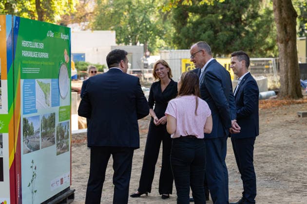 Besuch im Kurpark Bad Neuenahr-Ahrweiler - Fünf Jahre Ahrtalflut Bundeskanzler Friedrich MERZ und Ministerpräsident Gordon SCHNIEDER im Gespräch mit Ehrenamtlichen und Gewerbetreibenden im Kurpark Bad Neuenahr-Ahrweiler. Beim Besuch zum fünften Jahrestag der Flutkatastrophe im Ahrtal informierten sie sich über den Stand des Wiederaufbaus. Bad Neuenahr-Ahrweiler Rheinland-Pfalz Deutschland *** Visit to the Spa Park in Bad Neuenahr-Ahrweiler: Five Years Since the Ahr Valley Floods. Federal Chancellor Friedrich MERZ and Minister President Gordon SCHNIEDER speaking with volunteers and business owners in the Spa Park in Bad Neuenahr-Ahrweiler. During their visit to mark the fifth anniversary of the flood disaster in the AhrValley, they wer Copyright: xMarcxJohnx
