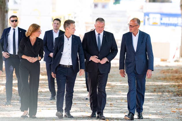 Besuch im Kurpark Bad Neuenahr-Ahrweiler - Fünf Jahre Ahrtalflut Stellvertretende Ministerpräsidentin Rheinland-Pfalz Sabine BÄTZING-LICHTENTHÄLER (SPD), Bürgermeister der Stadt Bad Neuenahr-Ahrweiler Pascal ROWALD (CDU), Ministerpräsident Rheinland-Pfalz Gordon SCHNIEDER (CDU) und Bundeskanzler Friedrich MERZ im Gespräch mit Ehrenamtlichen und Gewerbetreibenden im Kurpark Bad Neuenahr-Ahrweiler. Beim Besuch zum fünften Jahrestag der Flutkatastrophe im Ahrtal informierten sie sich über den Stand des Wiederaufbaus. Bad Neuenahr-Ahrweiler Rheinland-Pfalz Deutschland *** Visit to the Bad Neuenahr-Ahrweiler Spa Park: Five Years Since the Ahr Valley Floods. Sabine BÄTZING LICHTENTHÄLER, SPD, Deputy Minister-President of Rhineland-Palat Copyright: xMarcxJohnx