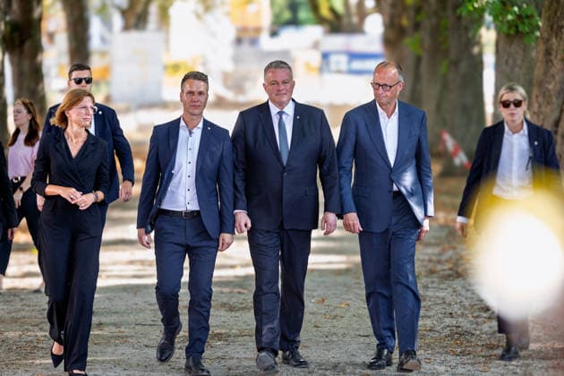 Besuch im Kurpark Bad Neuenahr-Ahrweiler - Fünf Jahre Ahrtalflut Stellvertretende Ministerpräsidentin Rheinland-Pfalz Sabine BÄTZING-LICHTENTHÄLER (SPD), Bürgermeister der Stadt Bad Neuenahr-Ahrweiler Pascal ROWALD (CDU), Ministerpräsident Rheinland-Pfalz Gordon SCHNIEDER (CDU) und Bundeskanzler Friedrich MERZ im Gespräch mit Ehrenamtlichen und Gewerbetreibenden im Kurpark Bad Neuenahr-Ahrweiler. Beim Besuch zum fünften Jahrestag der Flutkatastrophe im Ahrtal informierten sie sich über den Stand des Wiederaufbaus. Bad Neuenahr-Ahrweiler Rheinland-Pfalz Deutschland *** Visit to the Bad Neuenahr-Ahrweiler Spa Park: Five Years Since the Ahr Valley Floods. Sabine BÄTZING LICHTENTHÄLER, SPD, Deputy Minister-President of Rhineland-Palat Copyright: xMarcxJohnx