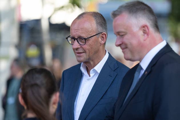 Besuch im Kurpark Bad Neuenahr-Ahrweiler - Fünf Jahre Ahrtalflut Bundeskanzler Friedrich MERZ und Ministerpräsident Gordon SCHNIEDER im Gespräch mit Ehrenamtlichen und Gewerbetreibenden im Kurpark Bad Neuenahr-Ahrweiler. Beim Besuch zum fünften Jahrestag der Flutkatastrophe im Ahrtal informierten sie sich über den Stand des Wiederaufbaus. Bad Neuenahr-Ahrweiler Rheinland-Pfalz Deutschland *** Visit to the Spa Park in Bad Neuenahr-Ahrweiler: Five Years Since the Ahr Valley Floods. Federal Chancellor Friedrich MERZ and Minister President Gordon SCHNIEDER speaking with volunteers and business owners in the Spa Park in Bad Neuenahr-Ahrweiler. During their visit to mark the fifth anniversary of the flood disaster in the AhrValley, they wer Copyright: xMarcxJohnx