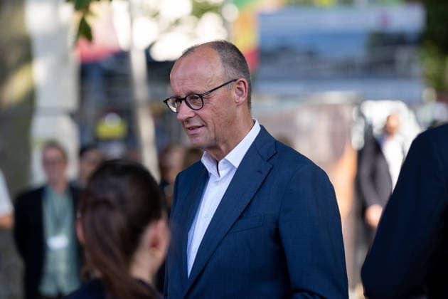 Besuch im Kurpark Bad Neuenahr-Ahrweiler - Fünf Jahre Ahrtalflut Bundeskanzler Friedrich MERZ im Gespräch mit Ehrenamtlichen und Gewerbetreibenden im Kurpark Bad Neuenahr-Ahrweiler. Beim Besuch zum fünften Jahrestag der Flutkatastrophe im Ahrtal informierten sie sich über den Stand des Wiederaufbaus. Bad Neuenahr-Ahrweiler Rheinland-Pfalz Deutschland *** Visit to the Spa Park in Bad Neuenahr-Ahrweiler: Five Years Since the Ahr Valley Floods. Federal Chancellor Friedrich MERZ in conversation with volunteers and business owners at the Spa Park in Bad Neuenahr-Ahrweiler. During his visit to mark the fifth anniversary of the flood disaster in the Ahr Valley, he was briefed on the status of the reconstruction efforts in Bad Neuenahr-Ahrweil Copyright: xMarcxJohnx
