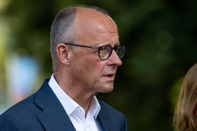 Besuch im Kurpark Bad Neuenahr-Ahrweiler - Fünf Jahre Ahrtalflut Bundeskanzler Friedrich MERZ im Gespräch mit Ehrenamtlichen und Gewerbetreibenden im Kurpark Bad Neuenahr-Ahrweiler. Beim Besuch zum fünften Jahrestag der Flutkatastrophe im Ahrtal informierten sie sich über den Stand des Wiederaufbaus. Bad Neuenahr-Ahrweiler Rheinland-Pfalz Deutschland *** Visit to the Spa Park in Bad Neuenahr-Ahrweiler: Five Years Since the Ahr Valley Floods. Federal Chancellor Friedrich MERZ in conversation with volunteers and business owners at the Spa Park in Bad Neuenahr-Ahrweiler. During his visit to mark the fifth anniversary of the flood disaster in the Ahr Valley, he was briefed on the status of the reconstruction efforts in Bad Neuenahr-Ahrwei Copyright: xMarcxJohnx