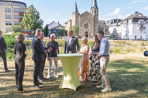 Besuch im Kurpark Bad Neuenahr-Ahrweiler - Fünf Jahre Ahrtalflut Stellvertretende Ministerpräsidentin Rheinland-Pfalz Sabine BÄTZING-LICHTENTHÄLER (SPD), Ministerpräsident Rheinland-Pfalz Gordon SCHNIEDER (CDU), Bürgermeister der Stadt Bad Neuenahr-Ahrweiler Pascal ROWALD (CDU) und Bundeskanzler Friedrich MERZ im Gespräch mit Ehrenamtlichen und Gewerbetreibenden im Kurpark Bad Neuenahr-Ahrweiler. Beim Besuch zum fünften Jahrestag der Flutkatastrophe im Ahrtal informierten sie sich über den Stand des Wiederaufbaus. Bad Neuenahr-Ahrweiler Rheinland-Pfalz Deutschland *** Visit to the Bad Neuenahr Ahrweiler Spa Park: Five Years Since the Ahr Valley Floods. Sabine BÄTZING LICHTENTHÄLER (SPD), Deputy Minister-President of Rhineland-Pala Copyright: xMarcxJohnx