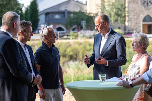 Besuch im Kurpark Bad Neuenahr-Ahrweiler - Fünf Jahre Ahrtalflut Stellvertretende Ministerpräsidentin Rheinland-Pfalz Sabine BÄTZING-LICHTENTHÄLER (SPD), Ministerpräsident Rheinland-Pfalz Gordon SCHNIEDER (CDU), Bürgermeister der Stadt Bad Neuenahr-Ahrweiler Pascal ROWALD (CDU) und Bundeskanzler Friedrich MERZ im Gespräch mit Ehrenamtlichen und Gewerbetreibenden im Kurpark Bad Neuenahr-Ahrweiler. Beim Besuch zum fünften Jahrestag der Flutkatastrophe im Ahrtal informierten sie sich über den Stand des Wiederaufbaus. Bad Neuenahr-Ahrweiler Rheinland-Pfalz Deutschland *** Visit to the Bad Neuenahr Ahrweiler Spa Park: Five Years Since the Ahr Valley Floods. Sabine BÄTZING LICHTENTHÄLER (SPD), Deputy Minister-President of Rhineland-Pala Copyright: xMarcxJohnx