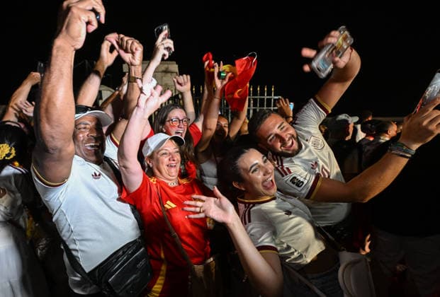 (260715) -- GIBRALTAR, July 15, 2026 -- People celebrate at the land border port between Gibraltar and Spain on July 15, 2026. The European Union (EU) and Britain on Tuesday formally signed an agreement in respect of Gibraltar in Brussels, removing routine checks at the land border between Gibraltar and Spain. Under the agreement, the movement of goods and workers between Gibraltar and Spain will be significantly facilitated, boosting economic links between Gibraltar and the EU. ) SPAIN-GIBRALTAR-LAND BORDER-ROUTINE CHECKS-REMOVING ChengxMin 