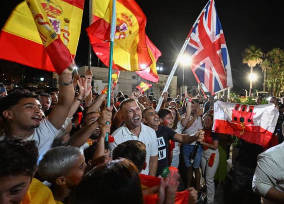 (260715) -- GIBRALTAR, July 15, 2026 -- People celebrate at the land border port between Gibraltar and Spain on July 15, 2026. The European Union (EU) and Britain on Tuesday formally signed an agreement in respect of Gibraltar in Brussels, removing routine checks at the land border between Gibraltar and Spain. Under the agreement, the movement of goods and workers between Gibraltar and Spain will be significantly facilitated, boosting economic links between Gibraltar and the EU. ) SPAIN-GIBRALTAR-LAND BORDER-ROUTINE CHECKS-REMOVING ChengxMin 