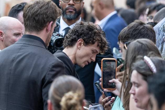 July 14, 2026, Bronx, New York, USA: Tom Holland signs autographs to fans as he attends premiere of The Odyssey at AMC Lincoln Square in New York, NY on July 14, 2026. Bronx USA  - ZUMAr339 20260714_znp_r339_031 Copyright: xLevxRadinx