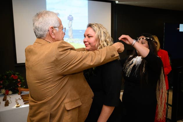 RAPA NUI ANCESTORS RETURN, Laura McBride, Director First Nations at the Australian Museum is presented a gift from Uncle Carlos Paoa, President of Rapa Nui Council of Elders (left) and Vaitiare Pakarati, Rapa Nui artist and delegation member during a ceremony to formally return 17 Rapa Nui ancestors and a sample of human hair to Te Mau Hatu o Rapa Nui (Easter Island) representatives at the Australian Museum, in Sydney, Wednesday, July 15, 2026. ( NO ARCHIVING SYDNEY NEW SOUTH WALES AUSTRALIA  Copyright: xDANxHIMBRECHTSx 20260715167038670032