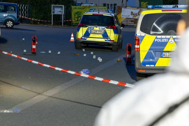 Gewalttat in Kelkheim 15.07.2026: Am Marktplatz in Kelkheim (Taunus) hat sich am Dienstag eine Gewalttat ereignet, bei der eine weibliche Person tödlich verletzt wurde. Die Spurensicherung der Kriminalpolizei sichert den Tatort. Kelkheim Marktplatz Hessen Deutschland *** Violent Incident in Kelkheim, July 15, 2026 A violent incident occurred on Tuesday at the market square in Kelkheim, Taunus, in which a woman was fatally injured. The Criminal Investigation Division’s forensic team is securing the crime scene at the Kelkheim market square in Hesse, Germany.
