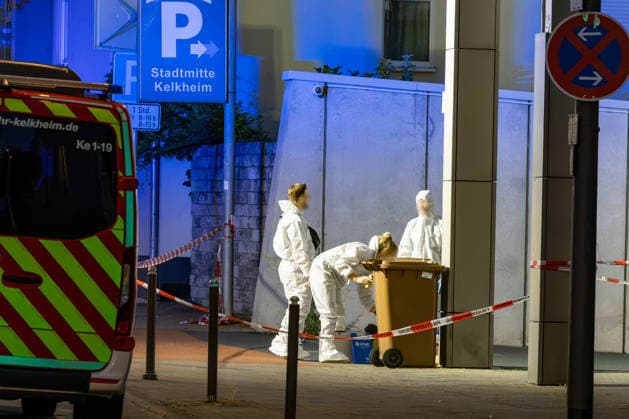 Gewalttat in Kelkheim 15.07.2026: Am Marktplatz in Kelkheim (Taunus) hat sich am Dienstag eine Gewalttat ereignet, bei der eine weibliche Person tödlich verletzt wurde. Die Spurensicherung der Kriminalpolizei sichert den Tatort, der abgesperrt ist. Zu sehen ist die Einfahrt des Parkhauses Stadtmitte Kelkheim. Kelkheim Marktplatz Hessen Deutschland *** Violent Incident in Kelkheim, July 15, 2026 A violent incident occurred on Tuesday at the market square in Kelkheim, Taunus, in which a woman was fatally injured. The criminal investigation department’s forensic team is securing the crime scene, which has been cordoned off. The entrance to the Stadtmitte Kelkheim parking garage is visible. Kelkheim Market Square, Hesse, Germany