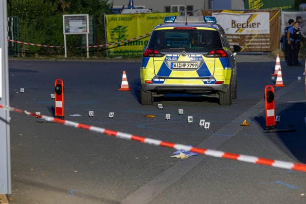 Gewalttat in Kelkheim 15.07.2026: Am Marktplatz in Kelkheim (Taunus) hat sich am Dienstagabend eine Gewalttat ereignet, bei der eine weibliche Person tödlich verletzt wurde. Die Spurensicherung der Polzei sichert den Tatort. welcher abgesperrt ist. Kelkheim Marktplatz Hessen Deutschland *** Violent Incident in Kelkheim, July 15, 2026 A violent incident occurred on Tuesday evening at the market square in Kelkheim, Taunus, in which a woman was fatally injured. The police forensic team is securing the crime scene, which has been cordoned off. Kelkheim Market Square, Hesse, Germany