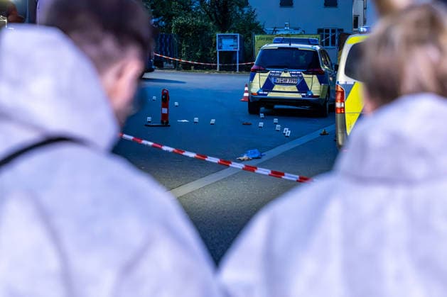 Gewalttat in Kelkheim 15.07.2026: Am Marktplatz in Kelkheim (Taunus) hat sich am Dienstag eine Gewalttat ereignet, bei der eine weibliche Person tödlich verletzt wurde. Die Spurensicherung der Kriminalpolizei sichert den abgesperrten Tatort Kelkheim Marktplatz Hessen Deutschland *** Violent Incident in Kelkheim, July 15, 2026 A violent incident occurred on Tuesday at the market square in Kelkheim, Taunus, in which a woman was fatally injured. The criminal investigation department’s forensic team is securing the cordoned-off crime scene at Kelkheim’s market square in Hesse, Germany.