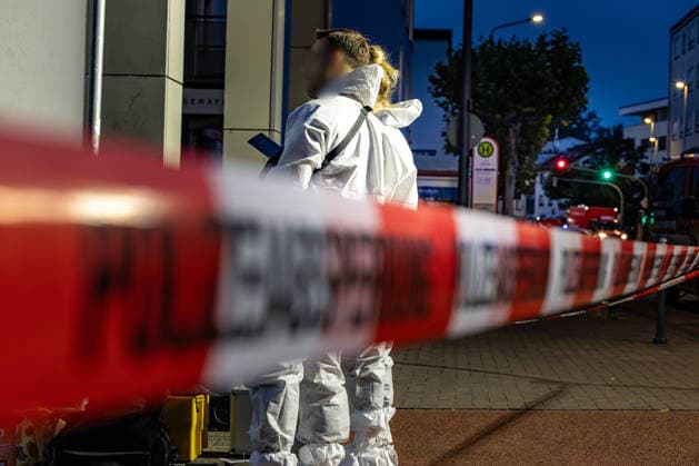 Gewalttat in Kelkheim 15.07.2026: Mitarbeiter der Spurensicherung hinter Absperrband der Polizei. Am Marktplatz in Kelkheim (Taunus) hat sich am Dienstag eine Gewalttat ereignet, bei der eine weibliche Person tödlich verletzt wurde. Die Kriminalpolizei sichert den Tatort, der abgesperrt ist. Kelkheim Marktplatz Hessen Deutschland *** Violent Incident in Kelkheim, July 15, 2026: Forensic investigators behind police caution tape. A violent incident occurred on Tuesday at the market square in Kelkheim, Taunus, in which a woman was fatally injured. The criminal investigation department is securing the crime scene, which is cordoned off. Kelkheim Market Square, Hesse, Germany