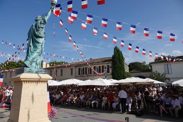A scene from the dedication of a replica of the Statue of Liberty in Izon on July 14, 2026. A century later, the statue has been returned to its pedestal—it had been dismantled and melted down by the German army during World War II. Rey Jeanson, a native of Izon, Rey Jeanson, who had left to seek his fortune in the United States, donated a replica of the famous statue upon his return to his village. It was unveiled on July 14, 1926. A century later, here it is again, standing proudly in the center of Izon. All the residents of Izon were present on this National Day, as a nod to history. Frédéric Hervé Bestimage Inauguration of a replica of the Statue of Liberty in Izon on July 14, 2026. A century later, the statue has found its base again—  Copyright: xFredericxHervex xBestimagexFredericxHervex xBestimagex