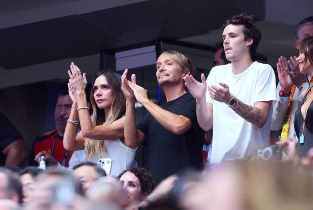2026 World Cup - Beckham Family At France v Spain Victoria Beckham, Ken Paves and Cruz Beckham attend the semi-final France vs Spain during FIFA World Cup 2026 in Dallas, TX on July 14, 2026. Photo by Charles Guerin ABACAPRESS.COM Dallas TX  Copyright: xGuerinxCharles ABACAx