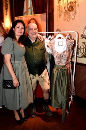 Angela Ascher Schauspielerin Dr. Axel Munz Angermaier Tracht Muenchen 14.07.2026 Silbersaal des Deutschen Theater Vorstellung der diesjaehrigen Wiesn-Barbara Meier praesentiert ihre nachhaltige Dirndl Kollektion - Angermaier X Greenline by Barbara Meier. Foto Muenchen *** Angela Ascher, actress; Dr. Axel Munz; Angermaier traditional costume; Munich, July 14, 2026; Silbersaal at the Deutsches Theater; presentation of this year’s Oktoberfest; Barbara Meier presents her sustainable dirndl collection, Angermaier X Greenline by Barbara Meier; photo: Munich