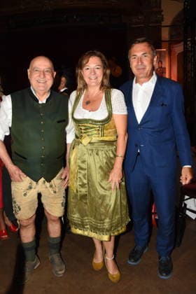 Dr.Axel Munz Angermaier Tracht Anja Berger Stadtraetin Thomas Linsmayer Deutsches Theater GF Muenchen 14.07.2026 Silbersaal des Deutschen Theater Vorstellung der diesjaehrigen Wiesn-Barbara Meier praesentiert ihre nachhaltige Dirndl Kollektion - Angermaier X Greenline by Barbara Meier. Foto Muenchen *** Dr. Axel Munz Angermaier Traditional Costume Anja Berger City Councilwoman Thomas Linsmayer Managing Director of the Deutsches Theater, Munich July 14, 2026 Silbersaal at the Deutsches Theater Presentation of this year’s Oktoberfest Barbara Meier presents her sustainable dirndl collection Angermaier X Greenline by Barbara Meier Photo: Munich