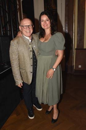 Juergen Kirner Kabarettist Schauspieler Angela Ascher Schauspielerin Muenchen 14.07.2026 Silbersaal des Deutschen Theater Vorstellung der diesjaehrigen Wiesn-Barbara Meier praesentiert ihre nachhaltige Dirndl Kollektion - Angermaier X Greenline by Barbara Meier. Foto Muenchen *** Jürgen Kirner, cabaret artist and actor; Angela Ascher, actress; Munich, July 14, 2026; Silbersaal at the Deutsches Theater; presentation of this year s Oktoberfest; Barbara Meier presents her sustainable dirndl collection, Angermaier X Greenline by Barbara Meier; photo: Munich