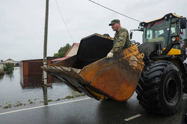 RUSSIA, SVERDLOVSK REGION - JULY 15, 2026: A man travels in the bucket of a front loader over the flood-hit village of Kilachevskoye, southwest of Irbit Russia  - ZUMAt113 20260715_zaa_t113_003 Copyright: xDonatxSorokinx
