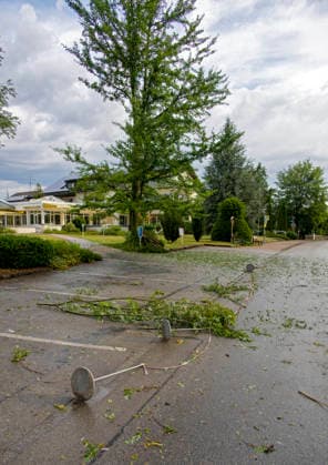 15.07.2026, Bad Wörishofen, Unterallgäu, Schäden nach dem heftigen Gewittersturm mit Hagel am vergangenen Abend über der Stadt Bad Wörishofen im Unterallgäu (Bayern). Abgebrochene Äste liegen auf dem Boden, hier beim Schwermer-Cafe. 15.07.2026, Gewitter 15.07.2026, Gewitter *** July 15, 2026, Bad Wörishofen, Unterallgäu, Damage following the violent thunderstorm with hail last evening over the town of Bad Wörishofen in Unterallgäu, Bavaria. Broken branches lie on the ground, here near the Schwermer Cafe, July 15, 2026, Thunderstorm July 15, 2026, Thunderstorm