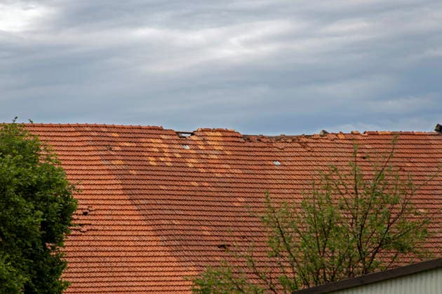15.07.2026, Bad Wörishofen, Unterallgäu, Schäden nach dem heftigen Gewittersturm mit Hagel am vergangenen Abend über der Stadt Bad Wörishofen im Unterallgäu (Bayern). Kaputte Dächer, hier im Ortsteil Stockheim. Der Sturm hat das Dach eines Bauernhofes beschädigt und die Dachplatten abgedeckt 15.07.2026, Gewitter 15.07.2026, Gewitter *** July 15, 2026, Bad Wörishofen, Unterallgäu: Damage following the severe thunderstorm with hail that struck the town of Bad Wörishofen in the Unterallgäu region of Bavaria last night. Damaged roofs, here in the Stockheim district. The storm damaged the roof of a farmhouse and tore off the roof panels. July 15, 2026, thunderstorm July 15, 2026, thunderstorm