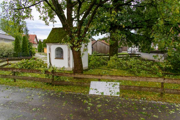 15.07.2026, Bad Wörishofen, Unterallgäu, Schäden nach dem heftigen Gewittersturm mit Hagel am vergangenen Abend über der Stadt Bad Wörishofen im Unterallgäu (Bayern). Abgebrochene Äste liegen auf dem Boden, hier im Ortsteil Stockheim. 15.07.2026, Gewitter 15.07.2026, Gewitter *** July 15, 2026, Bad Wörishofen, Unterallgäu, Damage following the violent thunderstorm with hail last evening over the town of Bad Wörishofen in Unterallgäu, Bavaria. Broken branches lie on the ground, here in the Stockheim district, July 15, 2026, Thunderstorm July 15, 2026, Thunderstorm