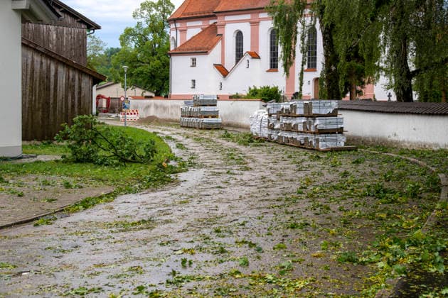 15.07.2026, Bad Wörishofen, Unterallgäu, Schäden nach dem heftigen Gewittersturm mit Hagel am vergangenen Abend über der Stadt Bad Wörishofen im Unterallgäu (Bayern). Abgebrochene Äste liegen auf dem Boden, hier im Ortsteil Stockheim. 15.07.2026, Gewitter 15.07.2026, Gewitter *** July 15, 2026, Bad Wörishofen, Unterallgäu, Damage following the violent thunderstorm with hail last evening over the town of Bad Wörishofen in Unterallgäu, Bavaria. Broken branches lie on the ground, here in the Stockheim district, July 15, 2026, Thunderstorm July 15, 2026, Thunderstorm