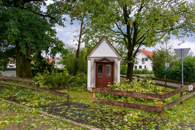 15.07.2026, Bad Wörishofen, Unterallgäu, Schäden nach dem heftigen Gewittersturm mit Hagel am vergangenen Abend über der Stadt Bad Wörishofen im Unterallgäu (Bayern). Abgebrochene Äste liegen auf dem Boden, hier im Ortsteil Stockheim. 15.07.2026, Gewitter 15.07.2026, Gewitter *** July 15, 2026, Bad Wörishofen, Unterallgäu, Damage following the violent thunderstorm with hail that struck the town of Bad Wörishofen in the Unterallgäu region of Bavaria last evening. Broken branches lie on the ground, here in the Stockheim district, July 15, 2026, Thunderstorm July 15, 2026, Thunderstorm