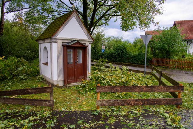 News Bilder des Tages 15.07.2026, Bad Wörishofen, Unterallgäu, Schäden nach dem heftigen Gewittersturm mit Hagel am vergangenen Abend über der Stadt Bad Wörishofen im Unterallgäu (Bayern). Abgebrochene Äste liegen auf dem Boden, hier im Ortsteil Stockheim. 15.07.2026, Gewitter 15.07.2026, Gewitter *** July 15, 2026, Bad Wörishofen, Unterallgäu, Damage following the violent thunderstorm with hail that struck the town of Bad Wörishofen in the Unterallgäu region of Bavaria last evening. Broken branches lie on the ground, here in the Stockheim district, July 15, 2026, Thunderstorm July 15, 2026, Thunderstorm