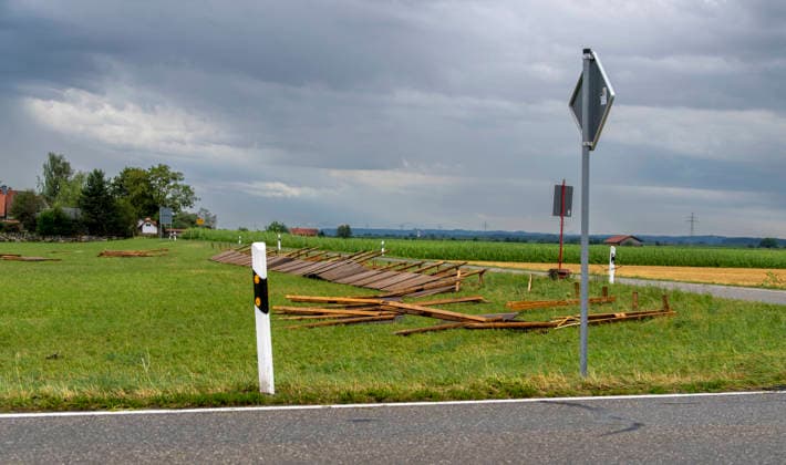 15.07.2026, Bad Wörishofen, Unterallgäu, Schäden nach dem heftigen Gewittersturm mit Hagel am vergangenen Abend über der Stadt Bad Wörishofen im Unterallgäu (Bayern). Im Ortsteil Stockheim wurde der Sichtschutzzaun an einer Kreuzung umgeweht. 15.07.2026, Gewitter 15.07.2026, Gewitter *** July 15, 2026, Bad Wörishofen, Unterallgäu, Damage following the violent thunderstorm with hail last evening over the town of Bad Wörishofen in Unterallgäu, Bavaria. In the Stockheim district, the privacy fence at an intersection was blown over on July 15, 2026, Thunderstorm July 15, 2026, Thunderstorm