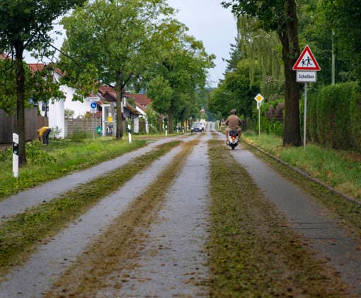15.07.2026, Bad Wörishofen, Unterallgäu, Schäden nach dem heftigen Gewittersturm mit Hagel am vergangenen Abend über der Stadt Bad Wörishofen im Unterallgäu (Bayern). Die Strassen sind voller Grünzeug das der Sturm von den Bäumen geweht hat. Hier in der Gartenstadt. 15.07.2026, Gewitter 15.07.2026, Gewitter *** July 15, 2026, Bad Wörishofen, Unterallgäu, Damage following the violent thunderstorm with hail last evening over the town of Bad Wörishofen in Unterallgäu, Bavaria. The streets are littered with greenery that the storm blew off the trees. Here in the garden city, July 15, 2026, Thunderstorm July 15, 2026, Thunderstorm