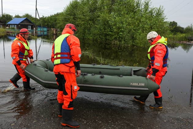 RUSSIA, SVERDLOVSK REGION - JULY 15, 2026: Emergency workers appear with an inflatable boat in the flood-hit village of Zaikovo, southwest of Irbit Russia  - ZUMAt113 20260715_zaa_t113_029 Copyright: xDonatxSorokinx