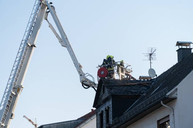 Gebäudebrand in frühen Morgenstunden Die Feuerwehr Lahnau wurde nach Informationen von Gemeindebrandinspektor Sebastian Schneider am Mittwoch, 17.07.2026, um 05:30 Uhr zu einem Gebäudebrand in den Ortsteil Waldgirmes alarmiert. Beim Eintreffen der Feuerwehr wurden stark verrauchte Rollläden festgestellt, Flammen waren bereits sichtbar. Wegen der Hohen Hitze konnte die Feuerwehr den Brand erst nur von außen bekämpfen, später gelang es den Brand unter Kontrolle zu bringen. Personen wurden nicht verletzt. die Bewohner konnten sich rechtzeitig retten. Es waren 50 Einsatzkräfte der Feuerwehren Lahnau und Wetzlar vor Ort. Lahnau Waldgirmes Hessen Deutschland *** Building Fire in the Early Morning Hours According to municipal fire inspecto