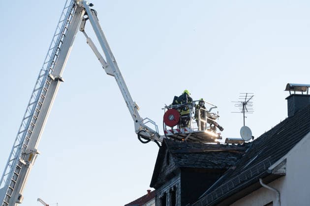 Gebäudebrand in frühen Morgenstunden Die Feuerwehr Lahnau wurde nach Informationen von Gemeindebrandinspektor Sebastian Schneider am Mittwoch, 17.07.2026, um 05:30 Uhr zu einem Gebäudebrand in den Ortsteil Waldgirmes alarmiert. Beim Eintreffen der Feuerwehr wurden stark verrauchte Rollläden festgestellt, Flammen waren bereits sichtbar. Wegen der Hohen Hitze konnte die Feuerwehr den Brand erst nur von außen bekämpfen, später gelang es den Brand unter Kontrolle zu bringen. Personen wurden nicht verletzt. die Bewohner konnten sich rechtzeitig retten. Es waren 50 Einsatzkräfte der Feuerwehren Lahnau und Wetzlar vor Ort. Lahnau Waldgirmes Hessen Deutschland *** Building Fire in the Early Morning Hours According to municipal fire inspecto