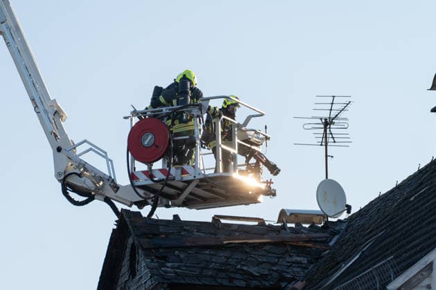 Gebäudebrand in frühen Morgenstunden Die Feuerwehr Lahnau wurde nach Informationen von Gemeindebrandinspektor Sebastian Schneider am Mittwoch, 17.07.2026, um 05:30 Uhr zu einem Gebäudebrand in den Ortsteil Waldgirmes alarmiert. Beim Eintreffen der Feuerwehr wurden stark verrauchte Rollläden festgestellt, Flammen waren bereits sichtbar. Wegen der Hohen Hitze konnte die Feuerwehr den Brand erst nur von außen bekämpfen, später gelang es den Brand unter Kontrolle zu bringen. Personen wurden nicht verletzt. die Bewohner konnten sich rechtzeitig retten. Es waren 50 Einsatzkräfte der Feuerwehren Lahnau und Wetzlar vor Ort. Lahnau Waldgirmes Hessen Deutschland *** Building Fire in the Early Morning Hours According to municipal fire inspecto