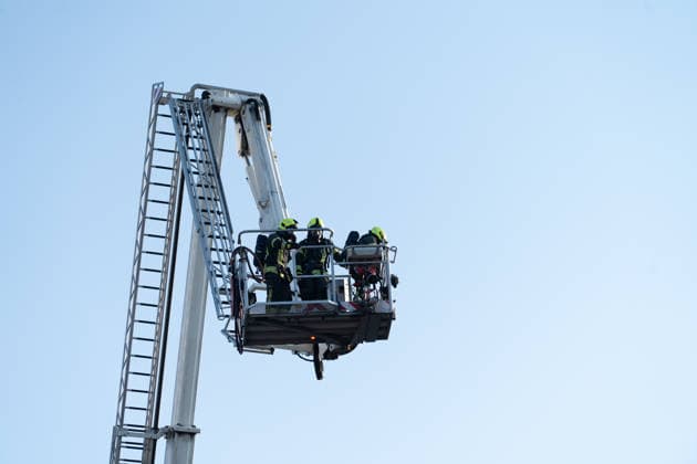 Gebäudebrand in frühen Morgenstunden Die Feuerwehr Lahnau wurde nach Informationen von Gemeindebrandinspektor Sebastian Schneider am Mittwoch, 17.07.2026, um 05:30 Uhr zu einem Gebäudebrand in den Ortsteil Waldgirmes alarmiert. Beim Eintreffen der Feuerwehr wurden stark verrauchte Rollläden festgestellt, Flammen waren bereits sichtbar. Wegen der Hohen Hitze konnte die Feuerwehr den Brand erst nur von außen bekämpfen, später gelang es den Brand unter Kontrolle zu bringen. Personen wurden nicht verletzt. die Bewohner konnten sich rechtzeitig retten. Es waren 50 Einsatzkräfte der Feuerwehren Lahnau und Wetzlar vor Ort. Lahnau Waldgirmes Hessen Deutschland *** Building Fire in the Early Morning Hours According to municipal fire inspecto