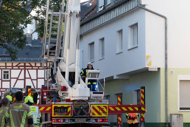 Gebäudebrand in frühen Morgenstunden Die Feuerwehr Lahnau wurde nach Informationen von Gemeindebrandinspektor Sebastian Schneider am Mittwoch, 17.07.2026, um 05:30 Uhr zu einem Gebäudebrand in den Ortsteil Waldgirmes alarmiert. Beim Eintreffen der Feuerwehr wurden stark verrauchte Rollläden festgestellt, Flammen waren bereits sichtbar. Wegen der Hohen Hitze konnte die Feuerwehr den Brand erst nur von außen bekämpfen, später gelang es den Brand unter Kontrolle zu bringen. Personen wurden nicht verletzt. die Bewohner konnten sich rechtzeitig retten. Es waren 50 Einsatzkräfte der Feuerwehren Lahnau und Wetzlar vor Ort. Lahnau Waldgirmes Hessen Deutschland *** Building Fire in the Early Morning Hours According to municipal fire inspecto