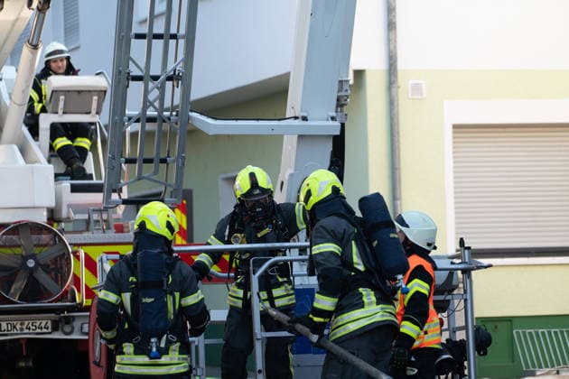 Gebäudebrand in frühen Morgenstunden Die Feuerwehr Lahnau wurde nach Informationen von Gemeindebrandinspektor Sebastian Schneider am Mittwoch, 17.07.2026, um 05:30 Uhr zu einem Gebäudebrand in den Ortsteil Waldgirmes alarmiert. Beim Eintreffen der Feuerwehr wurden stark verrauchte Rollläden festgestellt, Flammen waren bereits sichtbar. Wegen der Hohen Hitze konnte die Feuerwehr den Brand erst nur von außen bekämpfen, später gelang es den Brand unter Kontrolle zu bringen. Personen wurden nicht verletzt. die Bewohner konnten sich rechtzeitig retten. Es waren 50 Einsatzkräfte der Feuerwehren Lahnau und Wetzlar vor Ort. Lahnau Waldgirmes Hessen Deutschland *** Building Fire in the Early Morning Hours According to municipal fire inspecto