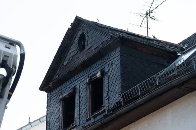 Gebäudebrand in frühen Morgenstunden Die Feuerwehr Lahnau wurde nach Informationen von Gemeindebrandinspektor Sebastian Schneider am Mittwoch, 17.07.2026, um 05:30 Uhr zu einem Gebäudebrand in den Ortsteil Waldgirmes alarmiert. Beim Eintreffen der Feuerwehr wurden stark verrauchte Rollläden festgestellt, Flammen waren bereits sichtbar. Wegen der Hohen Hitze konnte die Feuerwehr den Brand erst nur von außen bekämpfen, später gelang es den Brand unter Kontrolle zu bringen. Personen wurden nicht verletzt. die Bewohner konnten sich rechtzeitig retten. Es waren 50 Einsatzkräfte der Feuerwehren Lahnau und Wetzlar vor Ort. Lahnau Waldgirmes Hessen Deutschland *** Building Fire in the Early Morning Hours According to municipal fire inspecto