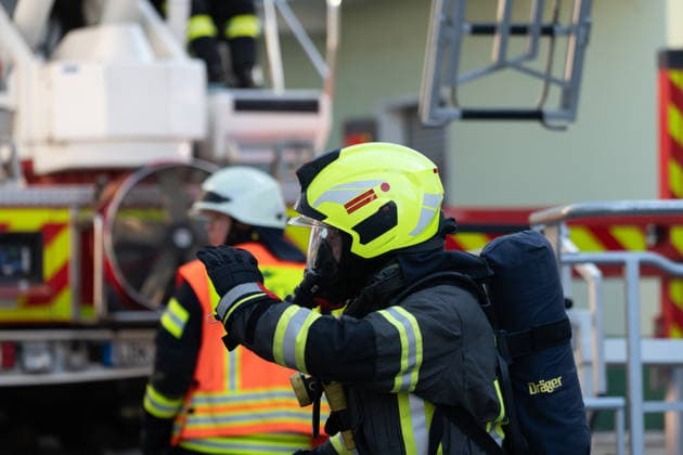 Gebäudebrand in frühen Morgenstunden Die Feuerwehr Lahnau wurde nach Informationen von Gemeindebrandinspektor Sebastian Schneider am Mittwoch, 17.07.2026, um 05:30 Uhr zu einem Gebäudebrand in den Ortsteil Waldgirmes alarmiert. Beim Eintreffen der Feuerwehr wurden stark verrauchte Rollläden festgestellt, Flammen waren bereits sichtbar. Wegen der Hohen Hitze konnte die Feuerwehr den Brand erst nur von außen bekämpfen, später gelang es den Brand unter Kontrolle zu bringen. Personen wurden nicht verletzt. die Bewohner konnten sich rechtzeitig retten. Es waren 50 Einsatzkräfte der Feuerwehren Lahnau und Wetzlar vor Ort. Lahnau Waldgirmes Hessen Deutschland *** Building Fire in the Early Morning Hours According to municipal fire inspecto