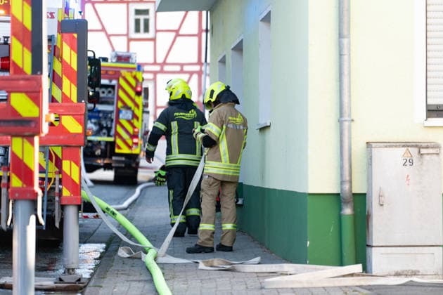 Gebäudebrand in frühen Morgenstunden Die Feuerwehr Lahnau wurde nach Informationen von Gemeindebrandinspektor Sebastian Schneider am Mittwoch, 17.07.2026, um 05:30 Uhr zu einem Gebäudebrand in den Ortsteil Waldgirmes alarmiert. Beim Eintreffen der Feuerwehr wurden stark verrauchte Rollläden festgestellt, Flammen waren bereits sichtbar. Wegen der Hohen Hitze konnte die Feuerwehr den Brand erst nur von außen bekämpfen, später gelang es den Brand unter Kontrolle zu bringen. Personen wurden nicht verletzt. die Bewohner konnten sich rechtzeitig retten. Es waren 50 Einsatzkräfte der Feuerwehren Lahnau und Wetzlar vor Ort. Lahnau Waldgirmes Hessen Deutschland *** Building Fire in the Early Morning Hours According to municipal fire inspecto