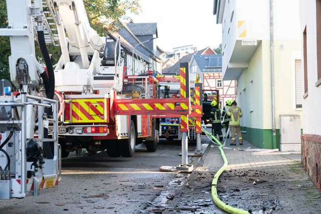 Gebäudebrand in frühen Morgenstunden Die Feuerwehr Lahnau wurde nach Informationen von Gemeindebrandinspektor Sebastian Schneider am Mittwoch, 17.07.2026, um 05:30 Uhr zu einem Gebäudebrand in den Ortsteil Waldgirmes alarmiert. Beim Eintreffen der Feuerwehr wurden stark verrauchte Rollläden festgestellt, Flammen waren bereits sichtbar. Wegen der Hohen Hitze konnte die Feuerwehr den Brand erst nur von außen bekämpfen, später gelang es den Brand unter Kontrolle zu bringen. Personen wurden nicht verletzt. die Bewohner konnten sich rechtzeitig retten. Es waren 50 Einsatzkräfte der Feuerwehren Lahnau und Wetzlar vor Ort. Lahnau Waldgirmes Hessen Deutschland *** Building Fire in the Early Morning Hours According to municipal fire inspecto