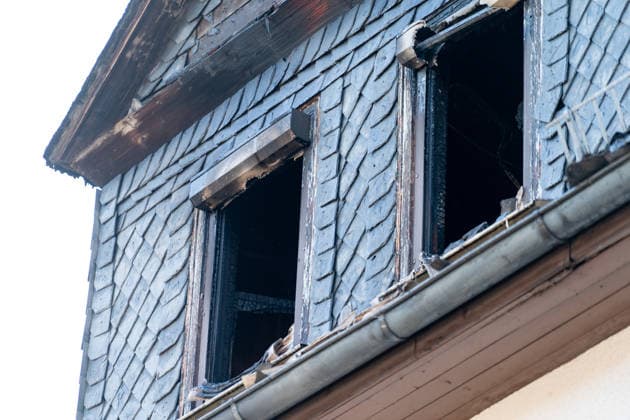 Gebäudebrand in frühen Morgenstunden Die Feuerwehr Lahnau wurde nach Informationen von Gemeindebrandinspektor Sebastian Schneider am Mittwoch, 17.07.2026, um 05:30 Uhr zu einem Gebäudebrand in den Ortsteil Waldgirmes alarmiert. Beim Eintreffen der Feuerwehr wurden stark verrauchte Rollläden festgestellt, Flammen waren bereits sichtbar. Wegen der Hohen Hitze konnte die Feuerwehr den Brand erst nur von außen bekämpfen, später gelang es den Brand unter Kontrolle zu bringen. Personen wurden nicht verletzt. die Bewohner konnten sich rechtzeitig retten. Es waren 50 Einsatzkräfte der Feuerwehren Lahnau und Wetzlar vor Ort. Lahnau Waldgirmes Hessen Deutschland *** Building Fire in the Early Morning Hours According to municipal fire inspecto