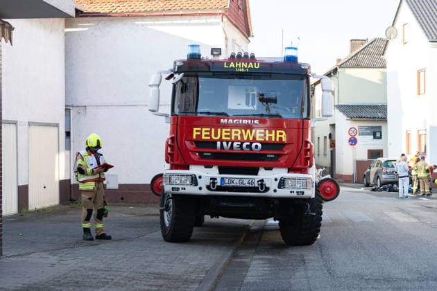 Gebäudebrand in frühen Morgenstunden Die Feuerwehr Lahnau wurde nach Informationen von Gemeindebrandinspektor Sebastian Schneider am Mittwoch, 17.07.2026, um 05:30 Uhr zu einem Gebäudebrand in den Ortsteil Waldgirmes alarmiert. Beim Eintreffen der Feuerwehr wurden stark verrauchte Rollläden festgestellt, Flammen waren bereits sichtbar. Wegen der Hohen Hitze konnte die Feuerwehr den Brand erst nur von außen bekämpfen, später gelang es den Brand unter Kontrolle zu bringen. Personen wurden nicht verletzt. die Bewohner konnten sich rechtzeitig retten. Es waren 50 Einsatzkräfte der Feuerwehren Lahnau und Wetzlar vor Ort. Lahnau Waldgirmes Hessen Deutschland *** Building Fire in the Early Morning Hours According to municipal fire inspecto