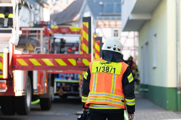 Gebäudebrand in frühen Morgenstunden Die Feuerwehr Lahnau wurde nach Informationen von Gemeindebrandinspektor Sebastian Schneider am Mittwoch, 17.07.2026, um 05:30 Uhr zu einem Gebäudebrand in den Ortsteil Waldgirmes alarmiert. Beim Eintreffen der Feuerwehr wurden stark verrauchte Rollläden festgestellt, Flammen waren bereits sichtbar. Wegen der Hohen Hitze konnte die Feuerwehr den Brand erst nur von außen bekämpfen, später gelang es den Brand unter Kontrolle zu bringen. Personen wurden nicht verletzt. die Bewohner konnten sich rechtzeitig retten. Es waren 50 Einsatzkräfte der Feuerwehren Lahnau und Wetzlar vor Ort. Lahnau Waldgirmes Hessen Deutschland *** Building Fire in the Early Morning Hours According to municipal fire inspecto